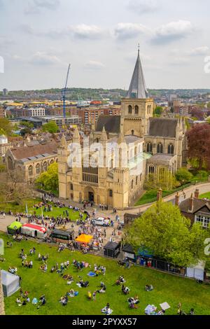 Vue sur la cathédrale de Rochester depuis le château lors du festival des brucelles de 2023 Banque D'Images