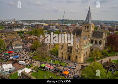 Vue sur la cathédrale de Rochester depuis le château lors du festival des brucelles de 2023 Banque D'Images