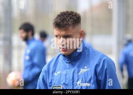 Saint-Pétersbourg, Russie. 05th mai 2023. Andrey Mostovoy, du club de football de Zenit, se réchauffe lors de la session d'entraînement au centre de formation de Gazprom avant le match de la première ligue russe de 26th, Zenit Saint-Pétersbourg - Spartak Moscou. Crédit : SOPA Images Limited/Alamy Live News Banque D'Images