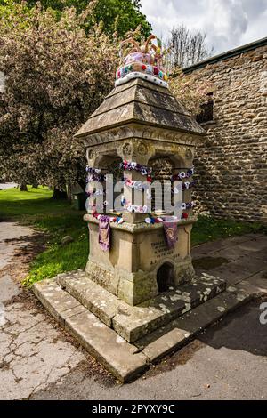 Hommage au couronnement du roi Charles le 6th mai 2023, avec des décorations de rue et de propriété dans le village de long Preston dans le North Yorkshire. Banque D'Images