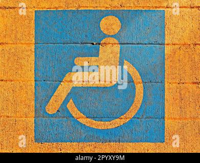 Pictogramme de fauteuil roulant peint sur le trottoir Banque D'Images