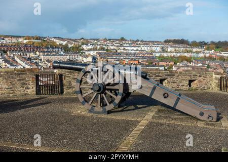 Canon de siège médiéval sur le bastion royal sur les murs de la vieille ville à Derry / Londonderry, Irlande du Nord, Royaume-Uni Banque D'Images