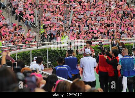 La star Cantopop et membre du groupe de garçons local Mirror, Anson Lo Hon-ting, accueillent ses fans à l'anneau de parade de Sha Tin Racecourse. 30APR23 SCMP / Kenneth Chan. Banque D'Images