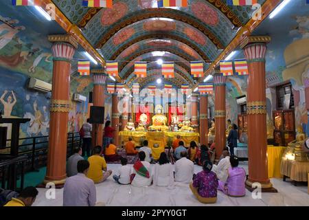 Kolkata, Inde. 05th mai 2023. Les moines et les dévotés bouddhistes proposent des prières devant une statue de Bouddha Gautama à la Société Maha Bodhi pendant le Festival du Vésak/Bouddha Purnima pour commémorer l'anniversaire de naissance du Bouddha Gautama. Crédit : SOPA Images Limited/Alamy Live News Banque D'Images