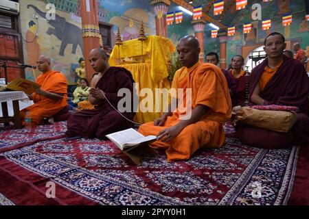 Kolkata, Inde. 05th mai 2023. Les moines bouddhistes proposent des prières devant une statue de Bouddha Gautama à la Société Maha Bodhi lors du Festival du Bouddha Purnima/jour de Vesak pour commémorer l'anniversaire de naissance du Bouddha Gautama. Crédit : SOPA Images Limited/Alamy Live News Banque D'Images