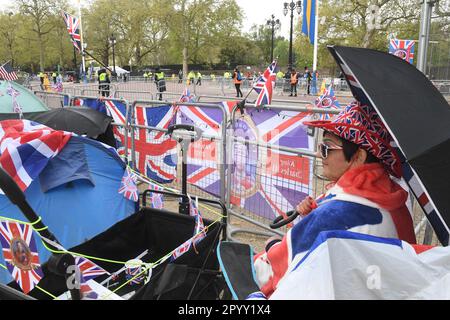 Londres, Royaume-Uni. 05th mai 2023. Les préparatifs pour le couronnement du roi Charles III sont à leur apogée à Londres le 5 mai 2023. Des centaines de personnes attendent déjà devant Buckingham Palace pour l'événement spectaculaire. Une ville de tentes avec des résidents du monde entier a surgi le long de la route de la procession du couronnement. Crédit : Alan Lexa/CTK photo/Alay Live News Banque D'Images