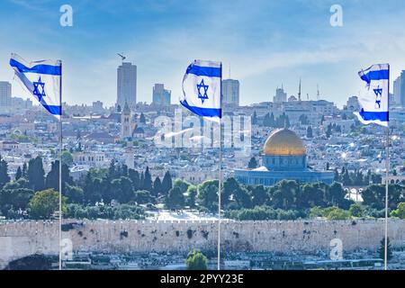 Panorama de la vieille ville de Jérusalem avec drapeaux israéliens Banque D'Images