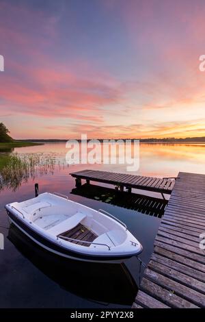 Jetée au coucher du soleil au lac Ratzeburg / Ratzeburger Voir au parc naturel des lacs de Lauenburg / Parc naturel Lauenburgische Seen, Schleswig-Holstein, Allemagne Banque D'Images