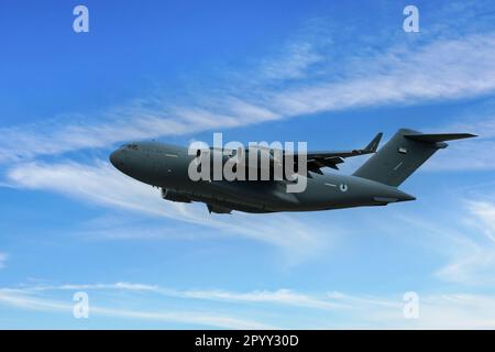 Vallée de Moreno, Californie, États-Unis - 3 mai 2023 : un pétrolier C-17 de la Force aérienne des Émirats arabes Unis au départ de l'AFB de mars. Banque D'Images