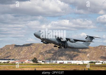 Vallée de Moreno, Californie, États-Unis - 3 mai 2023 : un américain Galaxie de la Force aérienne C-5 au départ de l'AFB de mars. Banque D'Images