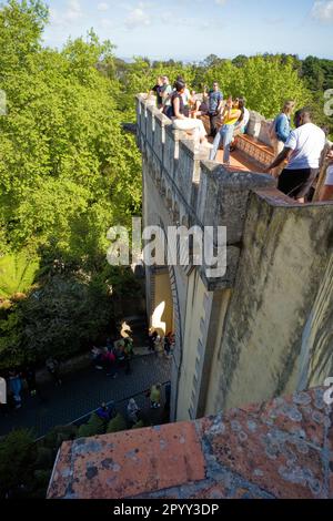 Les visiteurs du Palais Pena de Sintra posent pour des photos au-dessus de la file d'attente pour entrer Banque D'Images