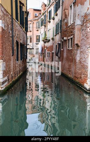 Vue sur un canal dans un quartier résidentiel de Venise Banque D'Images