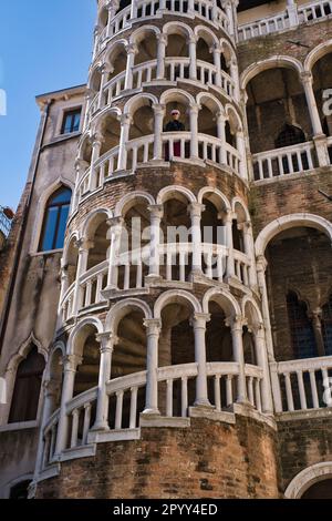 Vue extérieure sur l'escalier pittoresque du Palazzo Contarini del Bovolo à Venise Banque D'Images