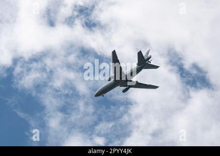 Riverside CA, États-Unis - 3 mai 2023 : États-Unis Avion-citerne DC-10 de la Force aérienne volant au-dessus. Banque D'Images