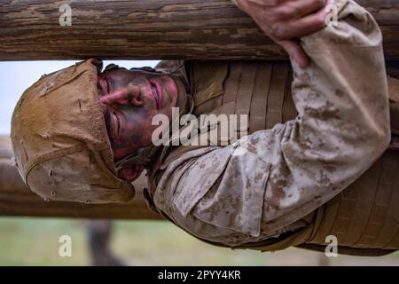 San Diego, Californie, États-Unis. 25th avril 2023. Une recrue de corps de Marine monte sur un obstacle pendant le Crucible, l'événement final de formation de recrue, au camp de base de corps de Marine Pendleton, en Californie, 25 avril 2023. Crédit : États-Unis Marine/ZUMA Press Wire Service/ZUMAPRESS.com/Alamy Live News Banque D'Images