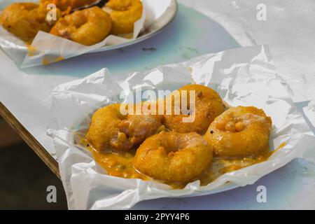 Mendu ama ou medu Vada servi sur une assiette au restaurant de bord de route. Meduwada est un en-cas populaire sud-indien servi avec sambar et chutney pour la plupart mangé Banque D'Images