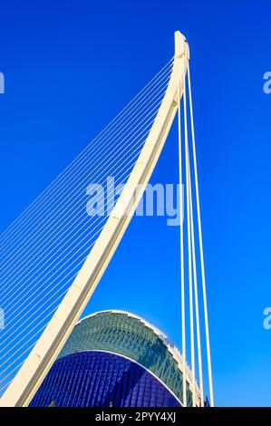 Valence, Espagne - 17 juillet 2022 : caractéristique architecturale du pont de l'Assut de l'Or et du bâtiment l'Àgora dans un ciel bleu. Banque D'Images