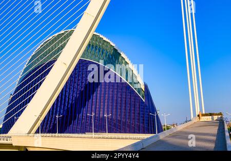 Valence, Espagne - 17 juillet 2022 : caractéristique architecturale du pont de l'Assut de l'Or et du bâtiment l'Àgora. Le monument national est un grand attir touristique Banque D'Images