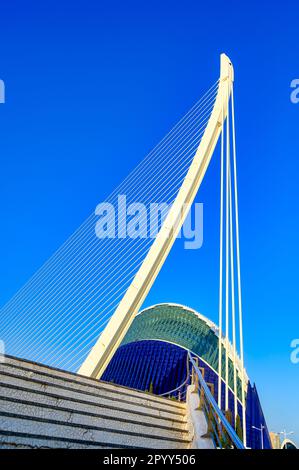 Valence, Espagne - 17 juillet 2022 : caractéristique architecturale du pont de l'Assut de l'Or et du bâtiment l'Àgora. Les deux structures sont encadrées par étapes. Banque D'Images