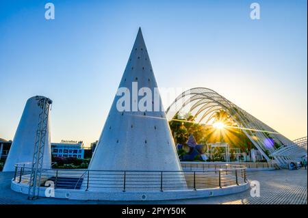 Valence, Espagne - 17 juillet 2022: Coucher de soleil avec poutres de soleil à travers le bâtiment l'Umbracle. La « Ciudad de las Artes y las Ciencias » est une internationale Banque D'Images