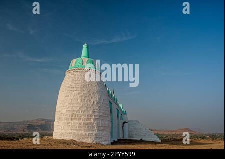 01 14 2009 Vintage Old Colored Idgaha prier ou Namaz sur Small Hill à Junnar Village District Pune Maharashtra Inde Asie. Banque D'Images