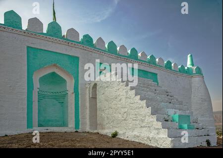 01 14 2009 Vintage Old Colored Idgaha prier ou Namaz sur Small Hill à Junnar Village District Pune Maharashtra Inde Asie. Banque D'Images