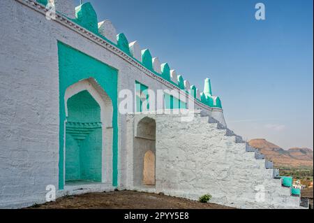 01 14 2009 Vintage Old Colored Idgaha prier ou Namaz sur Small Hill à Junnar Village District Pune Maharashtra Inde Asie. Banque D'Images