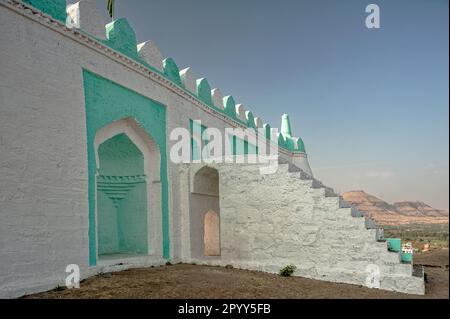 01 14 2009 Vintage Old Colored Idgaha prier ou Namaz sur Small Hill à Junnar Village District Pune Maharashtra Inde Asie. Banque D'Images