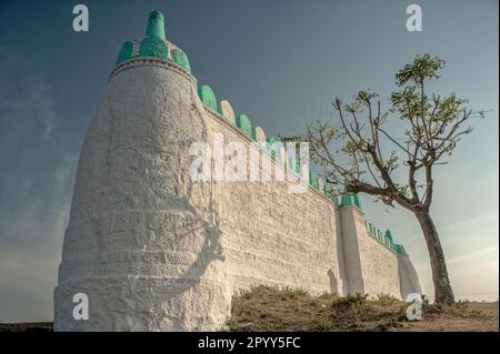 01 14 2009 Vintage Old Colored Idgaha prier ou Namaz sur Small Hill à Junnar Village District Pune Maharashtra Inde Asie. Banque D'Images