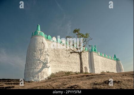 01 14 2009 Vintage Old Colored Idgaha prier ou Namaz sur Small Hill à Junnar Village District Pune Maharashtra Inde Asie. Banque D'Images