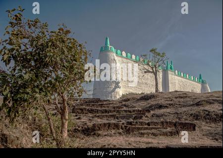 01 14 2009 Vintage Old Colored Idgaha prier ou Namaz sur Small Hill à Junnar Village District Pune Maharashtra Inde Asie. Banque D'Images