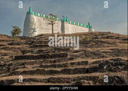 01 14 2009 Vintage Old Colored Idgaha prier ou Namaz sur Small Hill à Junnar Village District Pune Maharashtra Inde Asie. Banque D'Images