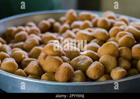 Rasgulla ou rosogolla fait de cotege et de mélasse ou de nolen gur gardé dans un grand bol pour la vente dans la sucreries. C'est une traditiona très populaire Banque D'Images