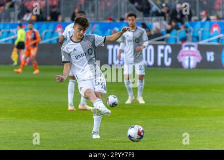 Toronto, ON, Canada - 29 avril 2023: Alonso Coello #52 milieu de terrain du FC de Toronto pratique avec le ballon avant le match de la saison régulière des MLS 2023 Banque D'Images
