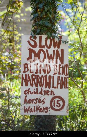 Panneau de signalisation maison indiquant « enfants, chevaux et marcheurs ». Banque D'Images