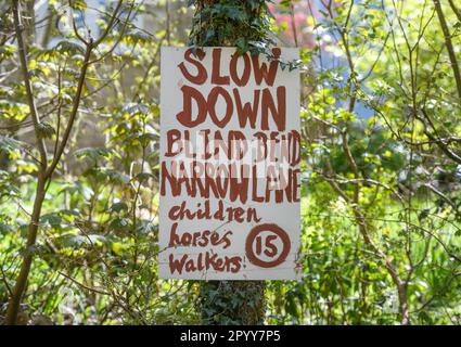 Panneau de signalisation maison indiquant « enfants, chevaux et marcheurs ». Banque D'Images