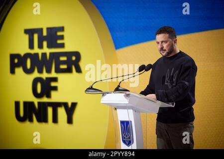 Kiev, Ukraine. 05th mai 2023. Le président ukrainien Volodymyr Zelenskyy a accueilli le sommet du pouvoir de l'unité pour les ambassadeurs de l'association caritative de collecte de fonds de United24, 5 mai 2023, à Kiev, en Ukraine. L'organisme international de bienfaisance a recueilli plus de $330 millions de dollars pour soutenir les hôpitaux et reconstruire l'Ukraine. Crédit: Sarsenov Daniiar/Bureau de presse présidentiel ukrainien/Alamy Live News Banque D'Images