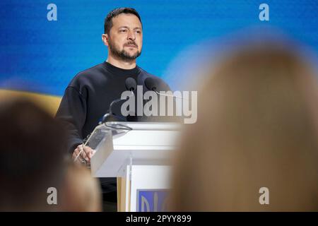 Kiev, Ukraine. 05th mai 2023. Le président ukrainien Volodymyr Zelenskyy a accueilli le sommet du pouvoir de l'unité pour les ambassadeurs de l'association caritative de collecte de fonds de United24, 5 mai 2023, à Kiev, en Ukraine. L'organisme international de bienfaisance a recueilli plus de $330 millions de dollars pour soutenir les hôpitaux et reconstruire l'Ukraine. Crédit: Sarsenov Daniiar/Bureau de presse présidentiel ukrainien/Alamy Live News Banque D'Images