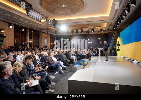 Kiev, Ukraine. 05th mai 2023. Le président ukrainien Volodymyr Zelenskyy a accueilli le sommet du pouvoir de l'unité pour les ambassadeurs de l'association caritative de collecte de fonds de United24, 5 mai 2023, à Kiev, en Ukraine. L'organisme international de bienfaisance a recueilli plus de $330 millions de dollars pour soutenir les hôpitaux et reconstruire l'Ukraine. Crédit: Sarsenov Daniiar/Bureau de presse présidentiel ukrainien/Alamy Live News Banque D'Images
