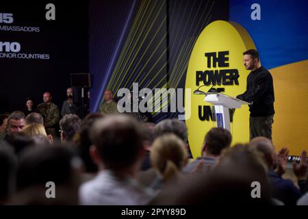 Kiev, Ukraine. 05th mai 2023. Le président ukrainien Volodymyr Zelenskyy a accueilli le sommet du pouvoir de l'unité pour les ambassadeurs de l'association caritative de collecte de fonds de United24, 5 mai 2023, à Kiev, en Ukraine. L'organisme international de bienfaisance a recueilli plus de $330 millions de dollars pour soutenir les hôpitaux et reconstruire l'Ukraine. Crédit: Sarsenov Daniiar/Bureau de presse présidentiel ukrainien/Alamy Live News Banque D'Images