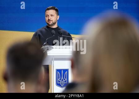 Kiev, Ukraine. 05th mai 2023. Le président ukrainien Volodymyr Zelenskyy a accueilli le sommet du pouvoir de l'unité pour les ambassadeurs de l'association caritative de collecte de fonds de United24, 5 mai 2023, à Kiev, en Ukraine. L'organisme international de bienfaisance a recueilli plus de $330 millions de dollars pour soutenir les hôpitaux et reconstruire l'Ukraine. Crédit: Sarsenov Daniiar/Bureau de presse présidentiel ukrainien/Alamy Live News Banque D'Images