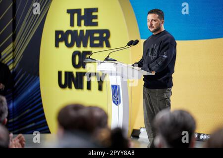 Kiev, Ukraine. 05th mai 2023. Le président ukrainien Volodymyr Zelenskyy a accueilli le sommet du pouvoir de l'unité pour les ambassadeurs de l'association caritative de collecte de fonds de United24, 5 mai 2023, à Kiev, en Ukraine. L'organisme international de bienfaisance a recueilli plus de $330 millions de dollars pour soutenir les hôpitaux et reconstruire l'Ukraine. Crédit: Sarsenov Daniiar/Bureau de presse présidentiel ukrainien/Alamy Live News Banque D'Images