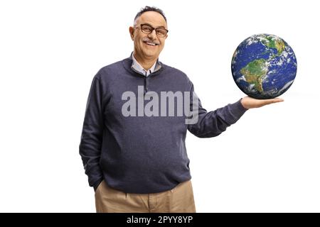 Homme mûr souriant tenant la planète terre sur sa main isolée sur fond blanc Banque D'Images