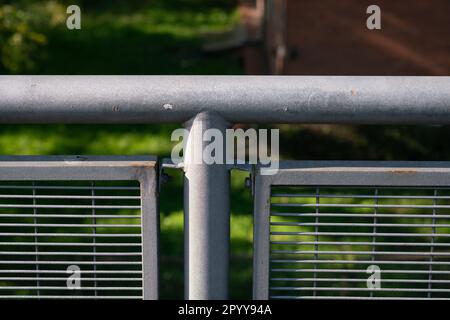 détail de la main courante de la passerelle avec des éléments de points de rouille et de peinture sautée. Avec grille anti-chute. Banque D'Images