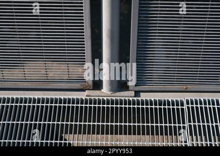 détail de la main courante de la passerelle avec des éléments de points de rouille et de peinture sautée. Avec grille anti-chute. Banque D'Images