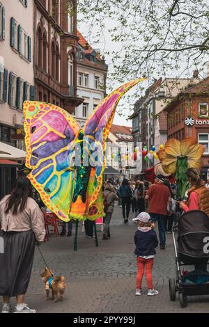 Kaiserslautern, Allemagne. 5th mai 2023. Des artistes du théâtre de pilotis Circolo qui marchent dans les rues. Le festival d'art de rue a lieu en centre-ville sur une période de trois jours. La ville de Kaiserslautern a invité des artistes internationaux de 14 nations. Credit: Gustav Zygmund/Alamy News Banque D'Images