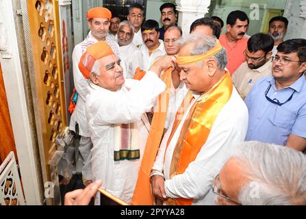 Nathdwara, Inde. 04th mai 2023. Le ministre en chef du Rajasthan, Ashok Gehlot, a été accueilli par le prêtre hindou lors de sa visite au temple de Shrinathji à Natchwara, dans le district de Rajsamand. (Photo de Sumit Saraswat/Pacific Press) Credit: Pacific Press Media production Corp./Alay Live News Banque D'Images