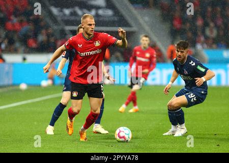 Leverkusen, Allemagne, 05.05.2023; Bayer 04 Leverkusen c. 1. FC Köln, football, 1. Bundesliga, Matchday 31, Season 2022/2023, 31.03.2023 Mitchel Bakker (Bayer 04 Leverkusen) vient sous pression de Jan Thielmann (1. FC Koeln) les RÈGLEMENTS DFL INTERDISENT TOUTE UTILISATION DE PHOTOGRAPHIES COMME SÉQUENCES D'IMAGES ET/OU QUASI-VIDÉO. Credit: News NRW / Alamy Live News Banque D'Images