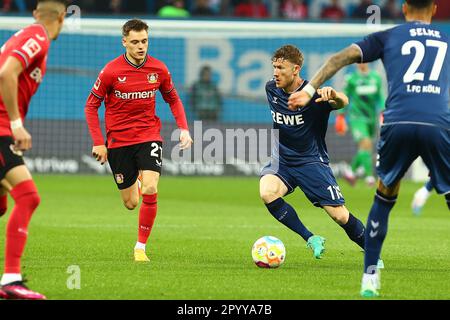 Leverkusen, Allemagne, 05.05.2023; Bayer 04 Leverkusen c. 1. FC Köln, football, 1. Bundesliga, Matchday 31, saison 2022/2023, 31.03.2023 Florian Kainz (1. FC Koeln) garde possession contre Florian Wirtz (Bayer 04 Leverkusen) les RÈGLEMENTS DFL INTERDISENT TOUTE UTILISATION DE PHOTOGRAPHIES COMME SÉQUENCES D'IMAGES ET/OU QUASI-VIDÉO. Credit: News NRW / Alamy Live News Banque D'Images