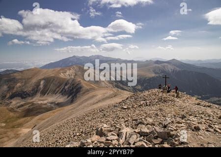 Une vue panoramique sur le pic Bastimides dans les Pyrénées catalanes, avec des prairies verdoyantes et un terrain rocheux Banque D'Images